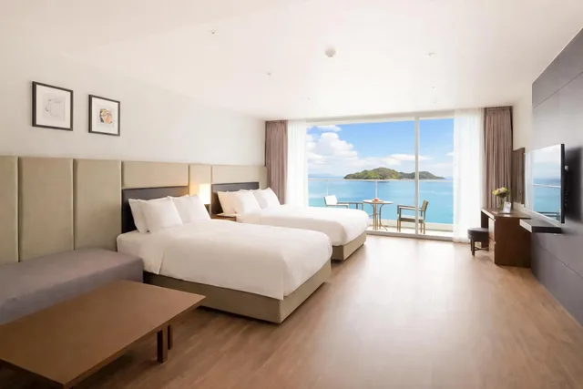 غرفة ديلوكس عائلية بسريرين منفصلين وسرير كينج وسرير فردي، Yeosu Venezia Hotel & Suites 1/2