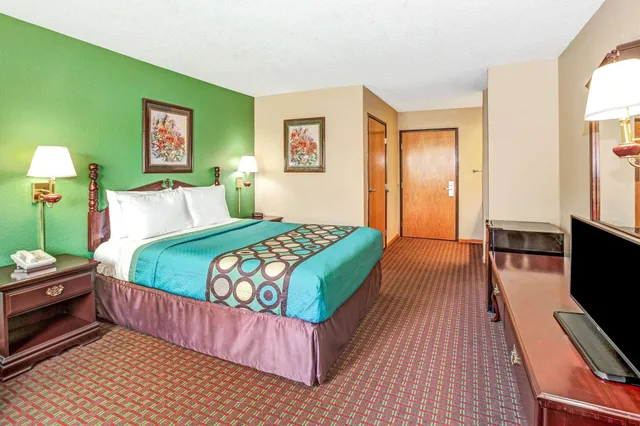 غرفة قياسية بسرير كوين، McHenry Inn 3/7