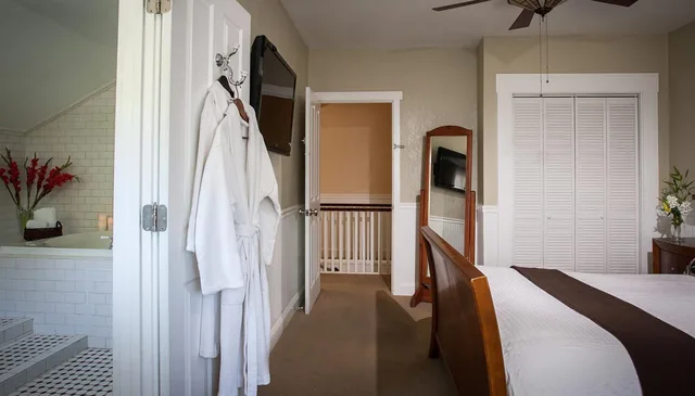 Helena, Suite, King Bed, Jetted Tub، Craftsman Inn 7/10