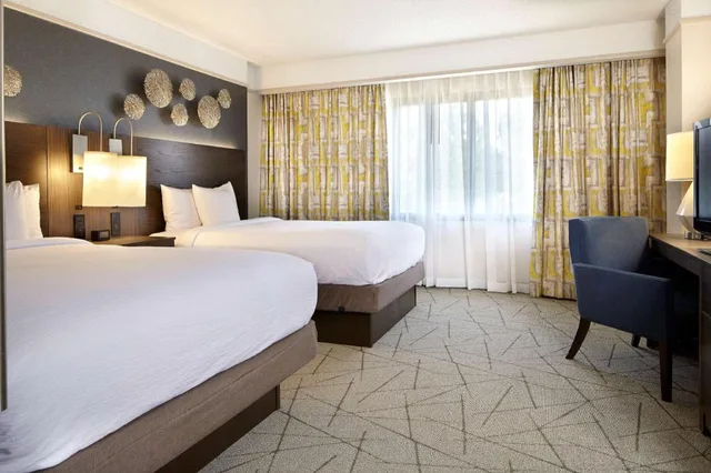 جناح بسريرين كوين بغرفتين مع أريكة، Embassy Suites by Hilton Atlanta Galleria 1/3