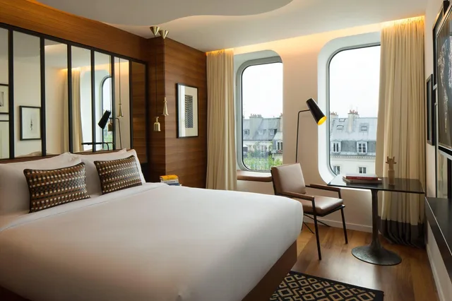 غرفة بسرير كوين بإطلالة على المدينة، Renaissance Paris Republique Hotel 3/10