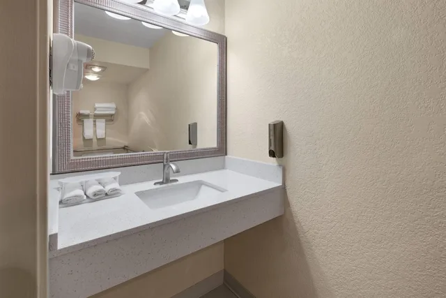 غرفة بسرير كينج لذوي الإعاقة، Days Inn by Wyndham Mackinaw City/Bridgeview Area 4/4