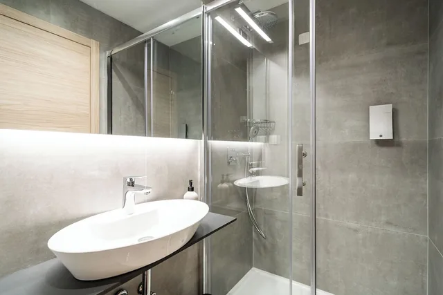 شقة بسرير مزدوج بشرفة بغرفة نوم واحدة مع أريكة في الطابق الأرضي، Bacan Serviced Apartments 8/10