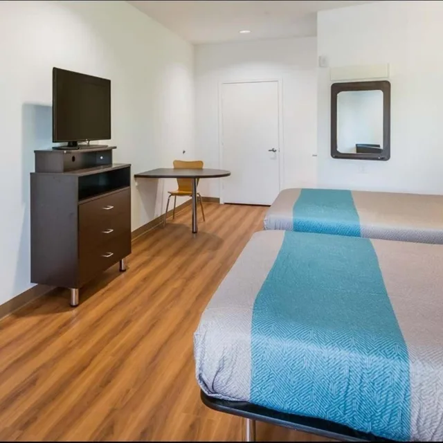 2 Queen Beds - Mobil Access Tub Smk Micfridg، Motel6 Channelview, TX 7/10