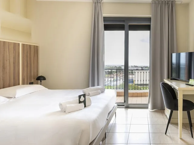غرفة قياسية بسرير كوين، B&B HOTEL Pomezia Cortese 1/4