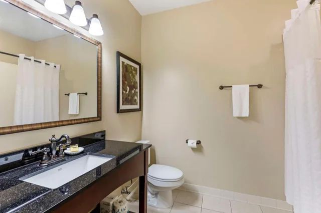 Room, 2 Queen Beds, Bath and Shower، Best Western Plus Dutch Haus Inn And Suites 4/4