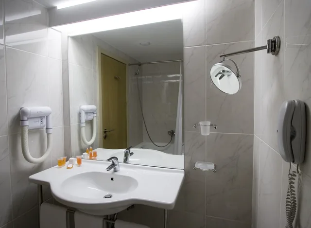 غرفة قياسية بسريرين منفصلين بإطلالة على الجبل مع سرير سحّاب إضافي، Achaia Beach Hotel, Vassilicos House of Hospitality 10/10