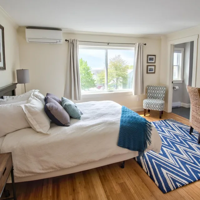 Queen Bed, Village View، Nonantum Resort 3/9