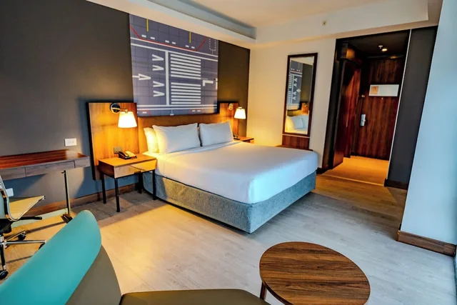 غرفة ركنية بسرير كينج، Courtyard by Marriott Santiago Airport 1/3