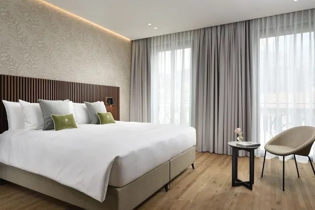 غرفة ديلوكس بسرير كينج وسرير فردي بإطلالة على الفناء، Grand Hotel Victoria Concept And Spa 1/2