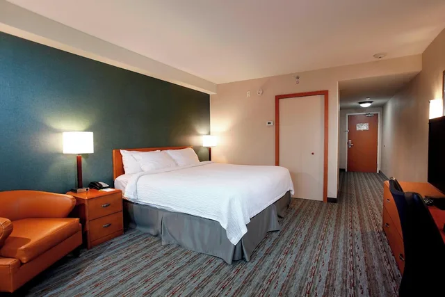 غرفة بسرير كينج، Fairfield Inn And Suites Sudbury 2/3