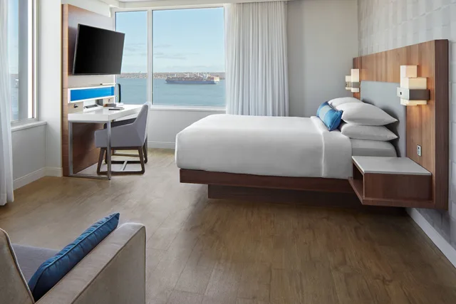 غرفة ديلوكس ركنية بسرير كينج مع أريكة، DELTA HOTELS BY MARRIOTT TROIS RIVIERES CONFERENCE CENTRE 4/10