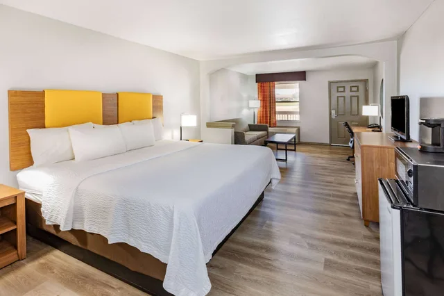 غرفة قياسية بسرير كينج للمدخنين، Days Inn & Suites by Wyndham Huntsville 1/5