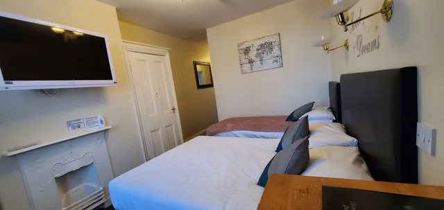 غرفة قياسية ثلاثية بسرير مزدوج وسرير فردي، Diamonds Guest House 10/10