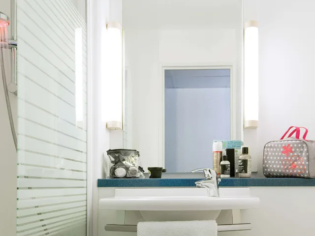 غرفة ثلاثية بسرير مزدوج وسرير بطابقين، ibis budget Avignon Centre 3/10