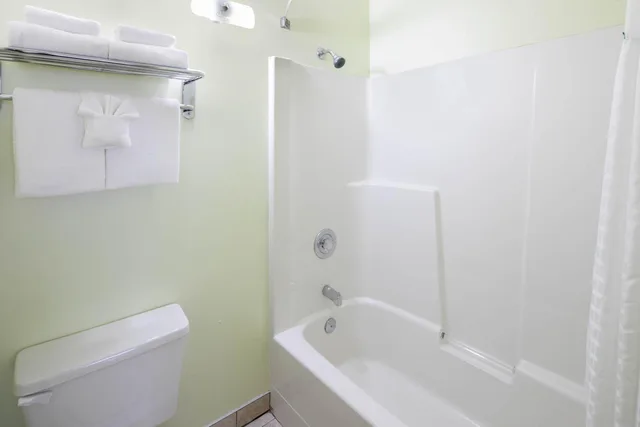 غرفة بسرير كينج وسرير كوين في الطابق الأرضي، Travelodge by Wyndham Golden Sportsman Lodge 15/15