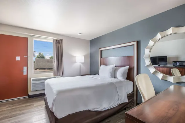 غرفة بسرير كوين، Econo Lodge Neenah 5/10