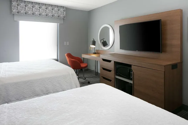 غرفة بسرير كوين، Hampton Inn Dubuque 2/3