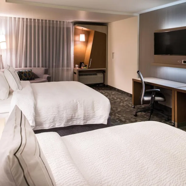 غرفة بسريرين كوين بحوض استحمام لذوي الإعاقة، Courtyard Jacksonville 1/3