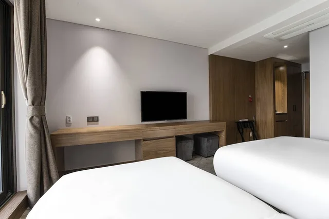 غرفة ديلوكس بسرير مزدوج وسرير فردي بإطلالة على البحر، Western Grace Hotel 9/10