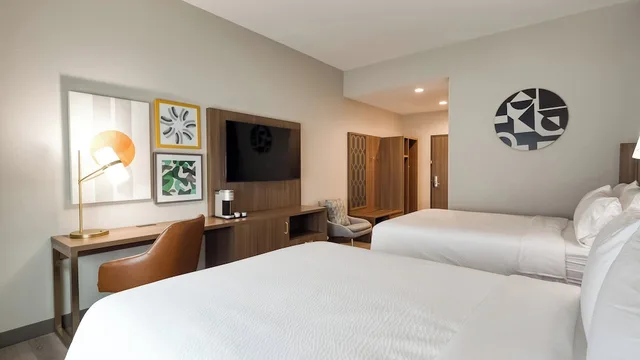 غرفة قياسية بسريرين كوين بحوض استحمام لذوي الإعاقة، Holiday Inn Nashville Airport, an IHG Hotel 3/5