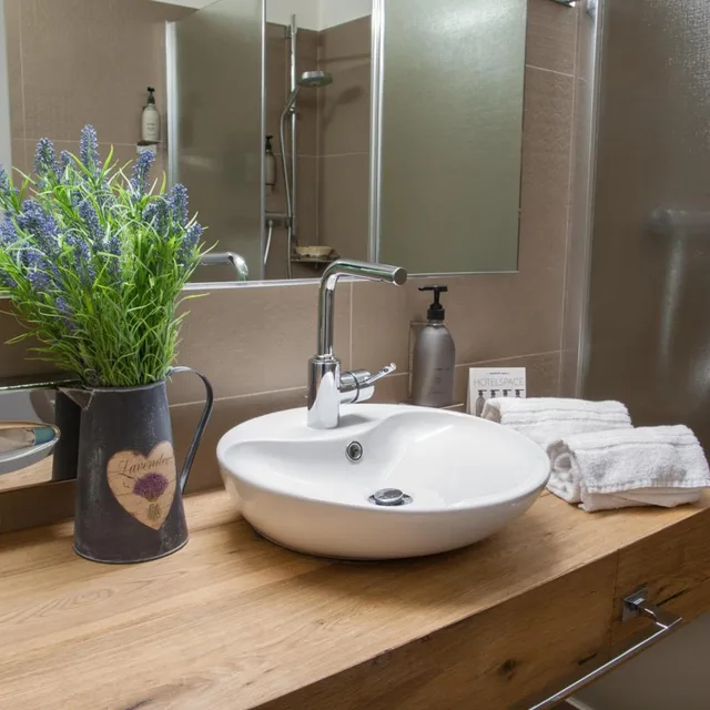 جناح جونيور، Charme Hotel Alexander 3/6
