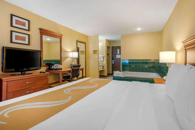غرفة بسرير مزدوج، Quality Inn Pueblo North 1/3