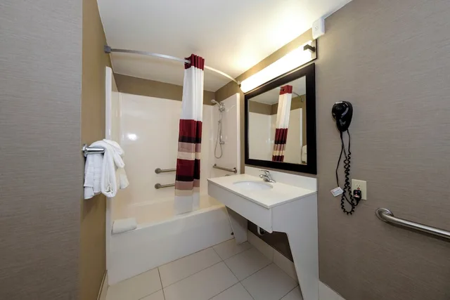 جناح بسريرين كوين بإطلالة على البحيرة لذوي الإعاقة، Red Roof Inn & Suites Newburgh - Stewart Airport/ West Point 6/10