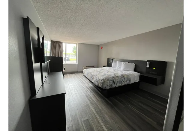 1 King Bed - Mob Acc RI Shwr Nsmk Micfridg، Motel6 Rock Hill, SC - Cherry Road 1/3