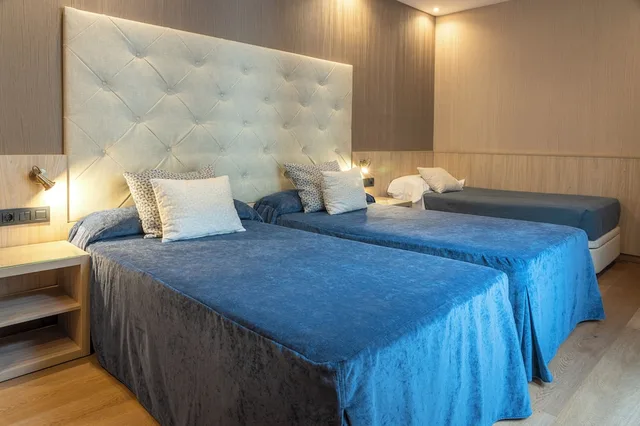 غرفة ثلاثية بسريرين منفصلين مع أريكة، Rialto Hotel 2/9