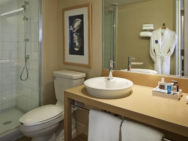 غرفة تنفيذية بسرير كينج مع أريكة، NOVOTEL MONTREAL AIRPORT 3/4