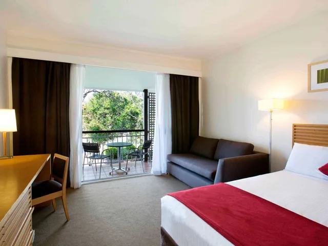 Room, Queen Bed, Lagoon View، Novotel Sunshine Coast Resort 3/8
