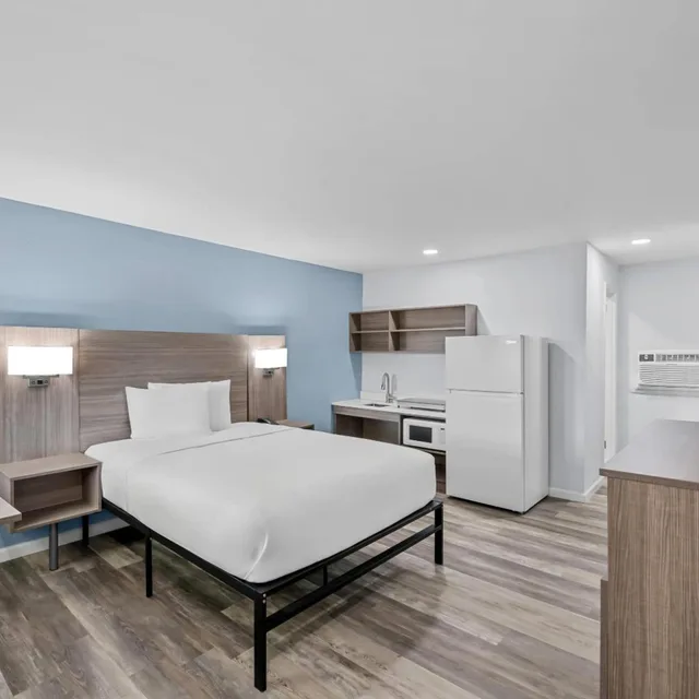 Efficiency, Queen Bed, Exterior Entrance، Birchwood Suites 2/6