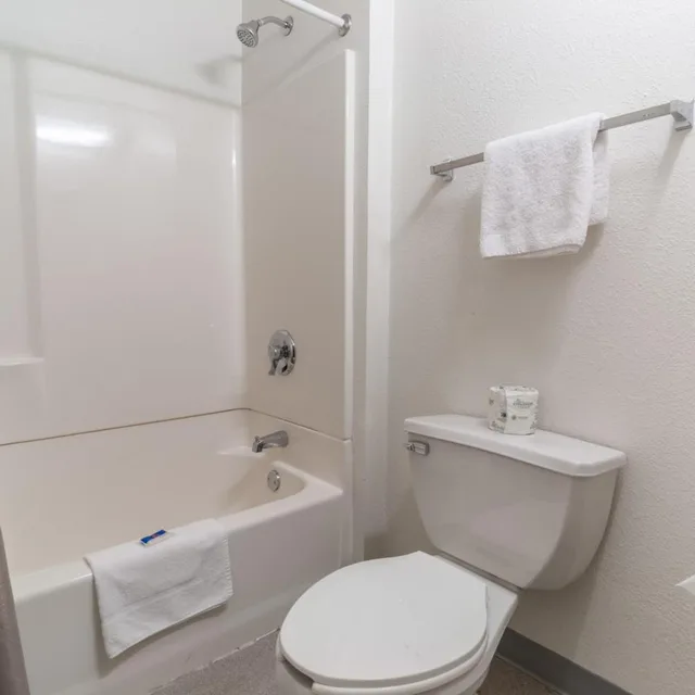 1 Full Bed - Mobility Access RI Shwr, Nsmk، Motel6 Farmington Hills, MI - Northwest - Farmington Hills 9/10