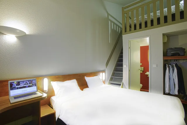 غرفة رباعية بسرير مزدوج وسريرين منفصلين، B&B HOTEL Avignon 1 2/9