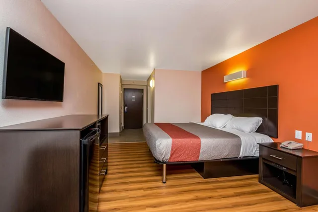 غرفة بسرير كينج، Motel6 Peoria, IL 2/10