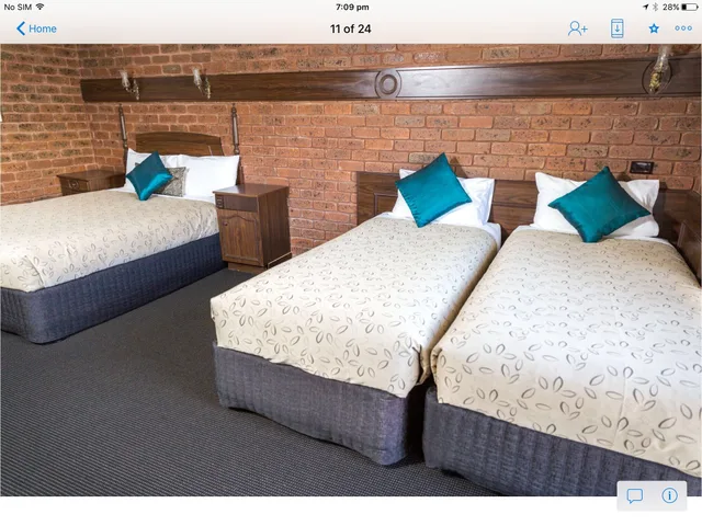 غرفة عائلية بسرير كوين وسريرين منفصلين بمطبخ صغير، Albury Townhouse Motel 2/4