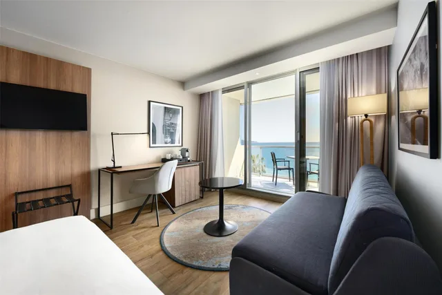 غرفة عائلية بإطلالة على البحر بشرفة، RADISSON BLU NICE 8/10