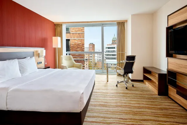غرفة قياسية بسرير كينج بإطلالة على المرفأ، Courtyard By Marriott Dusseldorf Hafen 3/5