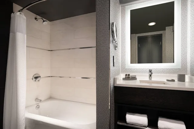 Chic, 2 Queen Beds, Accessible، The Clancy, Autograph Collection 4/7