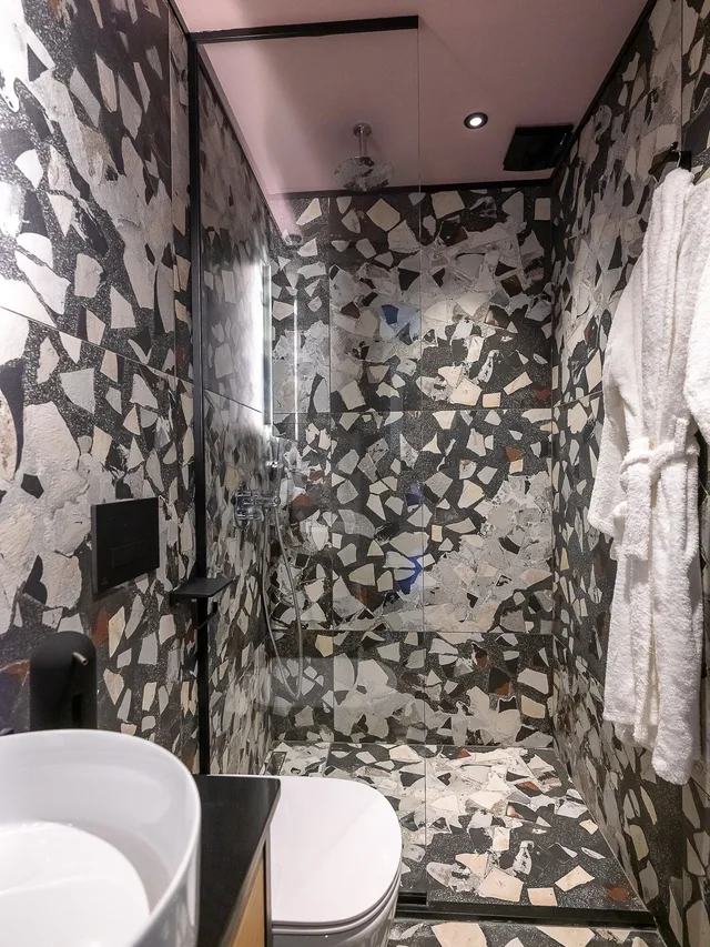 Signature, Penthouse Suite, 2 Queen Beds, 2 Sofa، 3 Pines Design Living 3/5