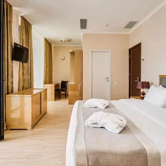 جناح بشرفة، Lisi Hills Hotel 4/10