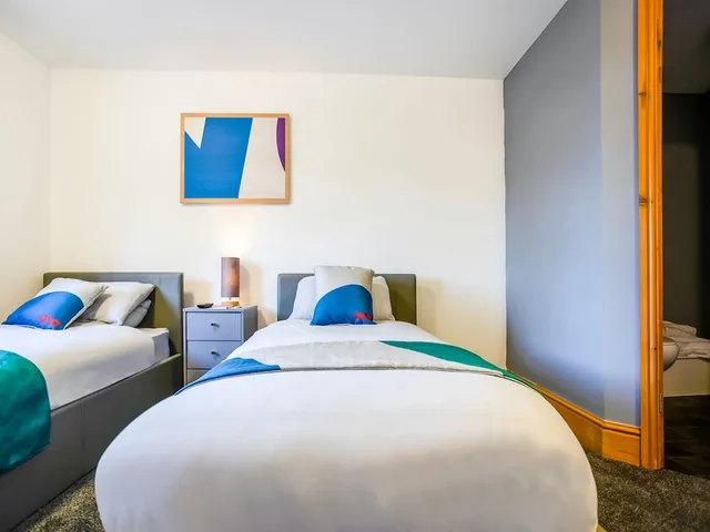 غرفة قياسية بسريرين منفصلين، OYO Hotel Clamart 1/8