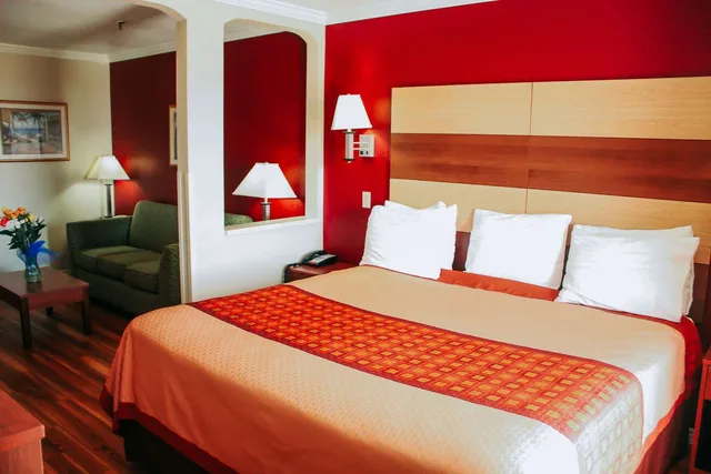 غرفة بسرير كينج لذوي الإعاقة، Rodeway Inn & Suites Lake Havasu City 1/2