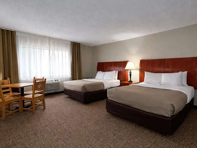 غرفة بسريرين كوين يُسمح فيها بالحيوانات الأليفة، MountainView Lodge and Suites 1/2