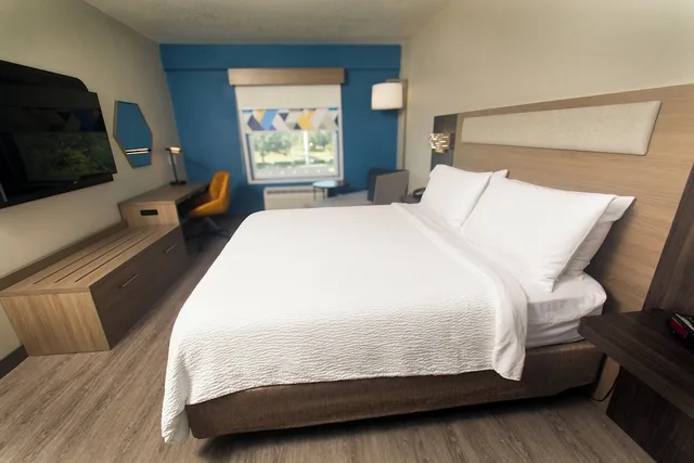 جناح بسرير كينج بغرفة نوم واحدة مع أريكة، Holiday Inn Express and Suites Cocoa 8/10