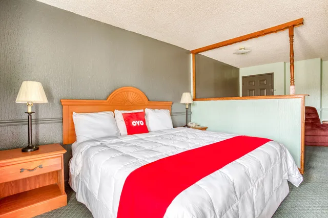 جناح بسرير كينج بجاكوزي، OYO Townhouse Tulsa Woodland Hills 2/7