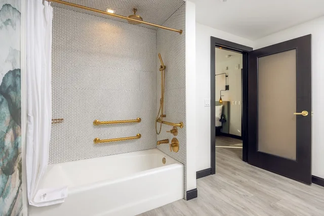 غرفة بسريرين كوين بحوض استحمام لذوي الإعاقة، The Godfrey Hotel Hollywood 3/3