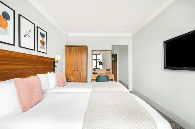 غرفة قياسية بسرير فردي، voco Lythe Hill Hotel & Spa by IHG 4/9
