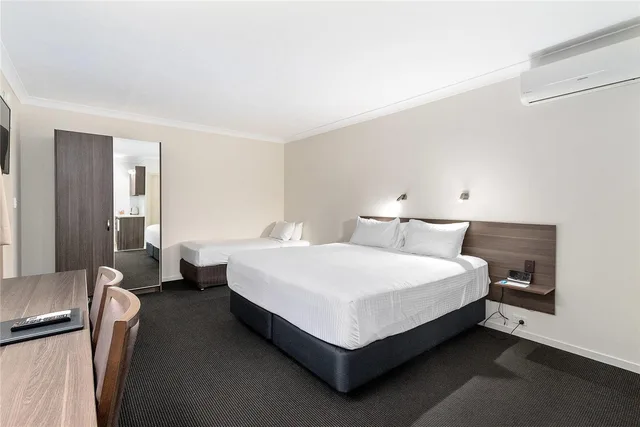 Upgrade, 1 Queen and 1 Single Bed، Quality Hotel Robertson Gardens 4/9